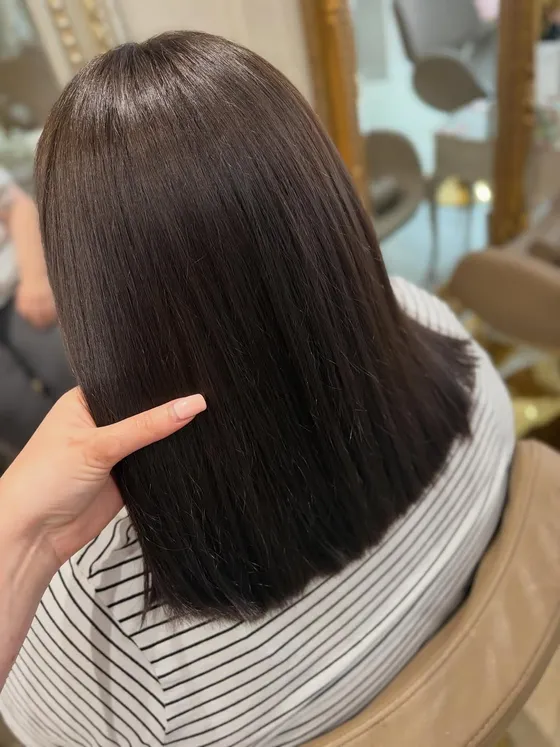 Glossy brunette gloss on a sleek lob