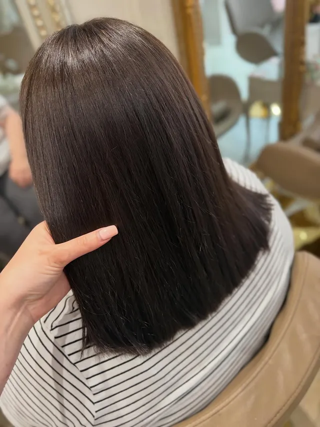 Glossy, rich brown gloss on a sleek straight lob
